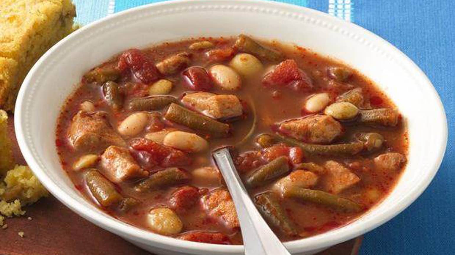 Soupe au poulet épicée avec trois sortes de haricots